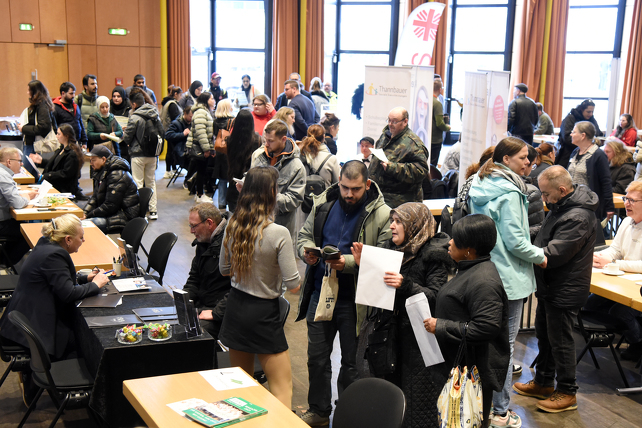 Ein Blick auf die Besucherinnen und Besucher der Jobmesse des Jobcenters Kreis Recklinghausen in der Mathias-Jakobs-Stadthalle in Gladbeck.